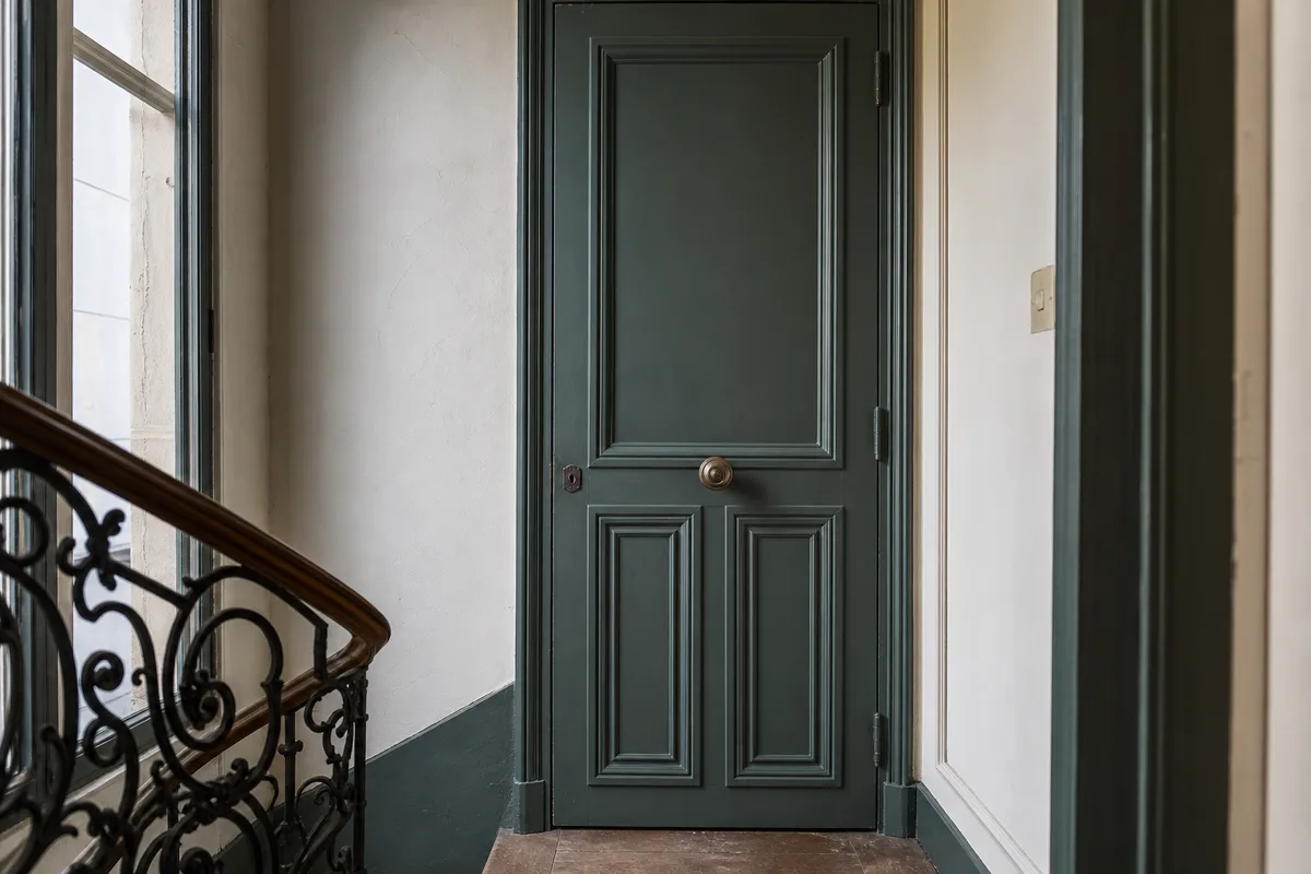 Porte palière ancienne en bois sur un palier d&rsquo;immeuble des pentes de la Croix-Rousse