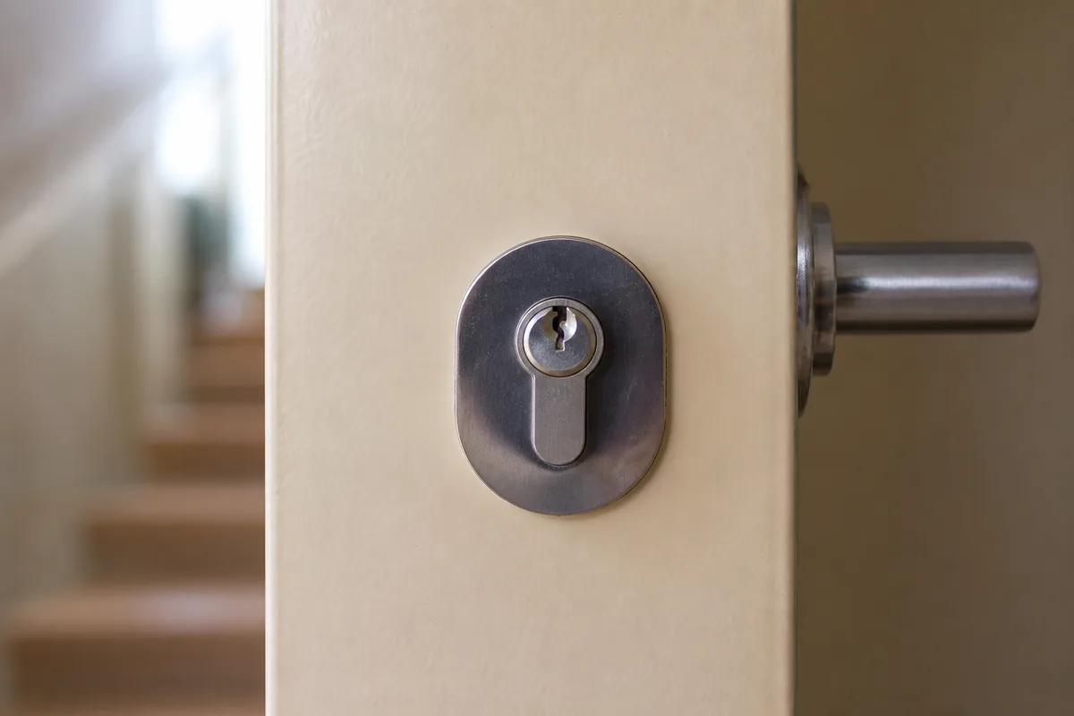 Porte palière d’un immeuble lyonnais des années 70 avec cylindre de serrure standard